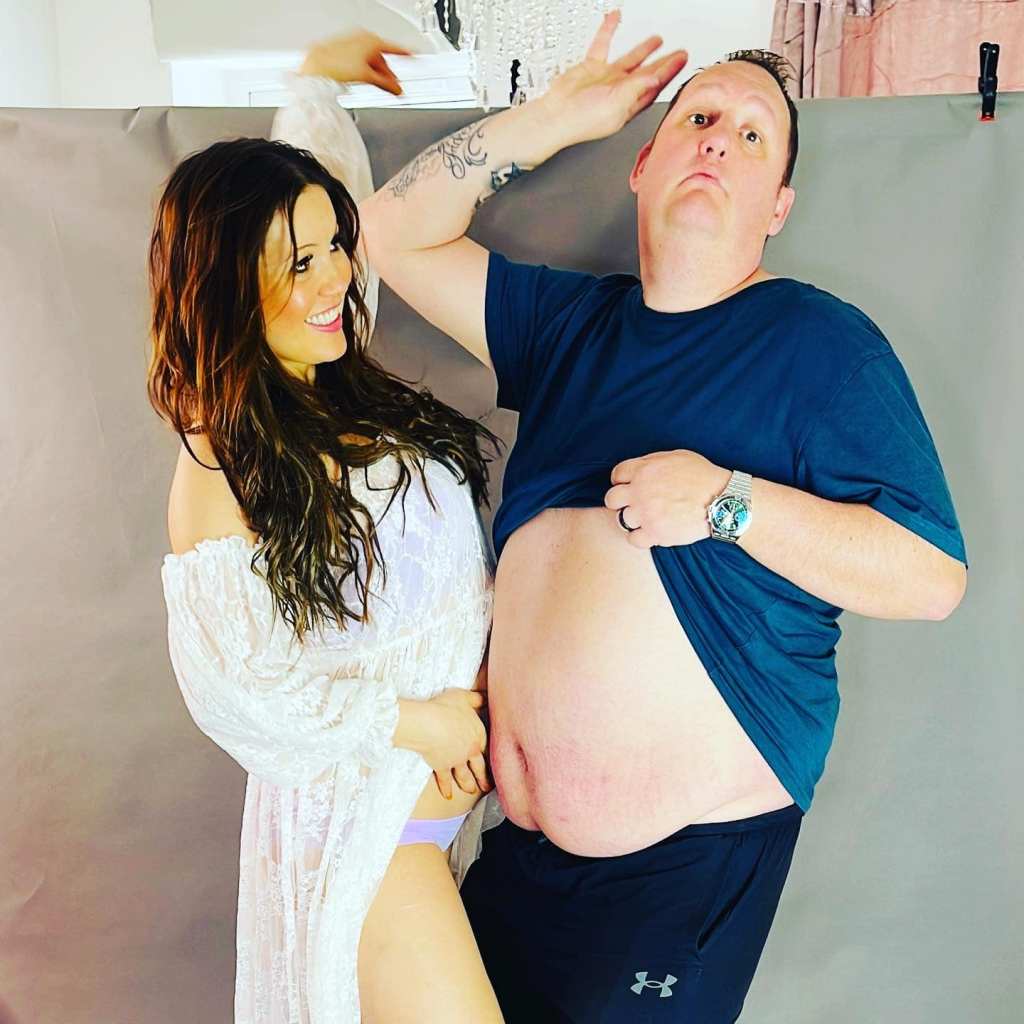 Rate My Takeaway star steals the show in his partner’s bump-to-baby shoot 